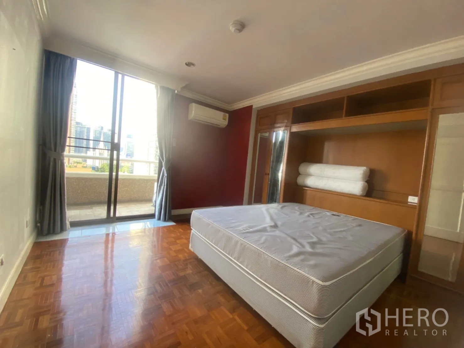 คอนโด ให้เช่าหรือขายในWatthana, Bangkok - ห้องนอนสว่าง พื้นปาร์เกต์ ตู้บิวท์อิน และประตูกระจกออกสู่ระเบียงวิวอโศก