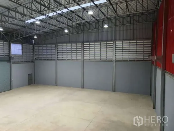 货栈 出租在Khlong Luang, Pathum Thani - 仓库内部宽敞，高钢结构屋顶，采光窗与通风百叶，混凝土地面。