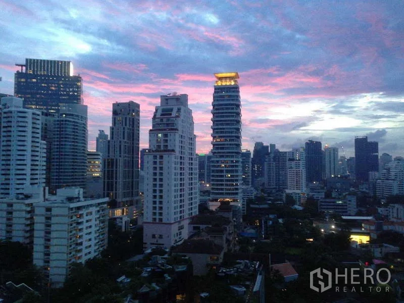 公寓 出售在Watthana, Bangkok - 黄昏时分的Phrom Phong天际线与绚丽晚霞。