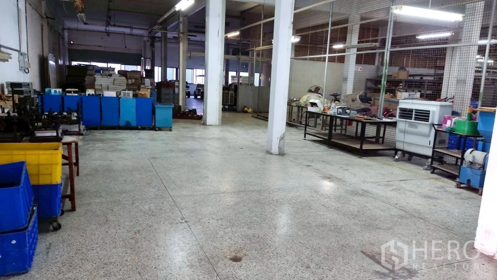 工厂 for sale in Lat Krabang, Bangkok - 开放式工作区摆放塑料周转箱、工作台与网格隔断。