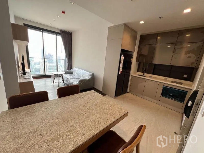 คอนโด ให้เช่าในRatchathewi, Bangkok - โซนรับประทานอาหารและครัวแบบเปิด เชื่อมต่อพื้นที่นั่งเล่นและระเบียงวิวเมือง