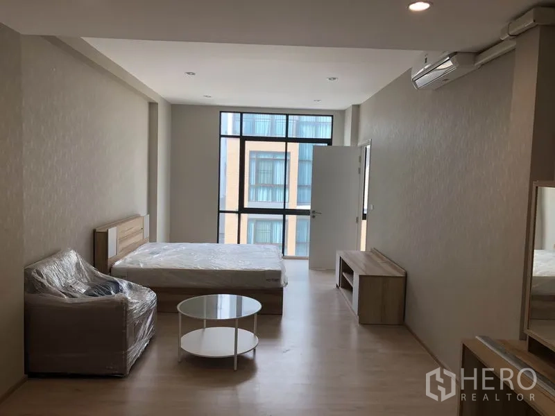 Townhouse for rent in Suan Luang, Bangkok - Large bedroom with bed, window blinds and air conditioning.