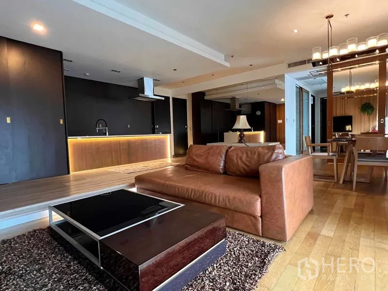 คอนโด ให้เช่าในWatthana, Bangkok - พื้นที่นั่งเล่นแบบเปิดเชื่อมครัวไอแลนด์ไฟซ่อนและโซฟาหนัง