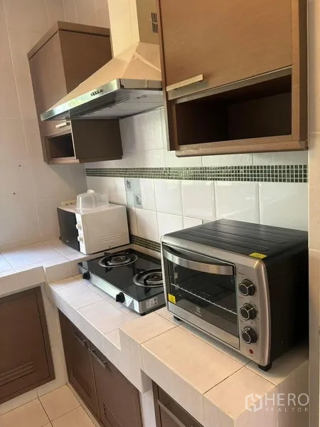 Detached House for rent in Bang Phli, Samut Prakan - Fitted Thai kitchen with hob, extractor hood and countertop oven.