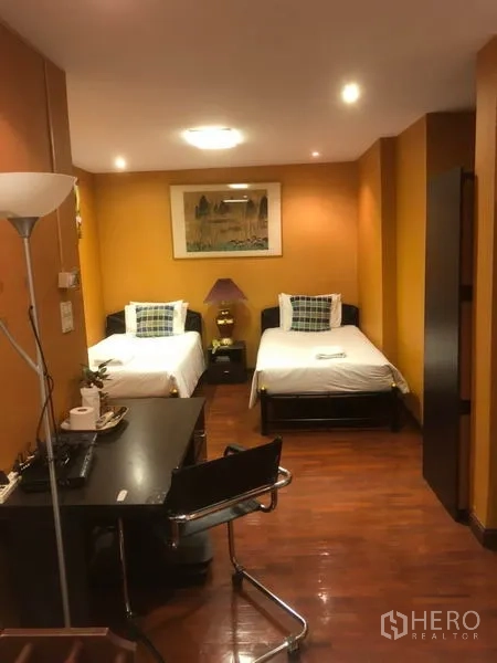 店屋 出租在Bang Rak, Bangkok - 双单人床客房，带书桌与木地板，筒灯照明。