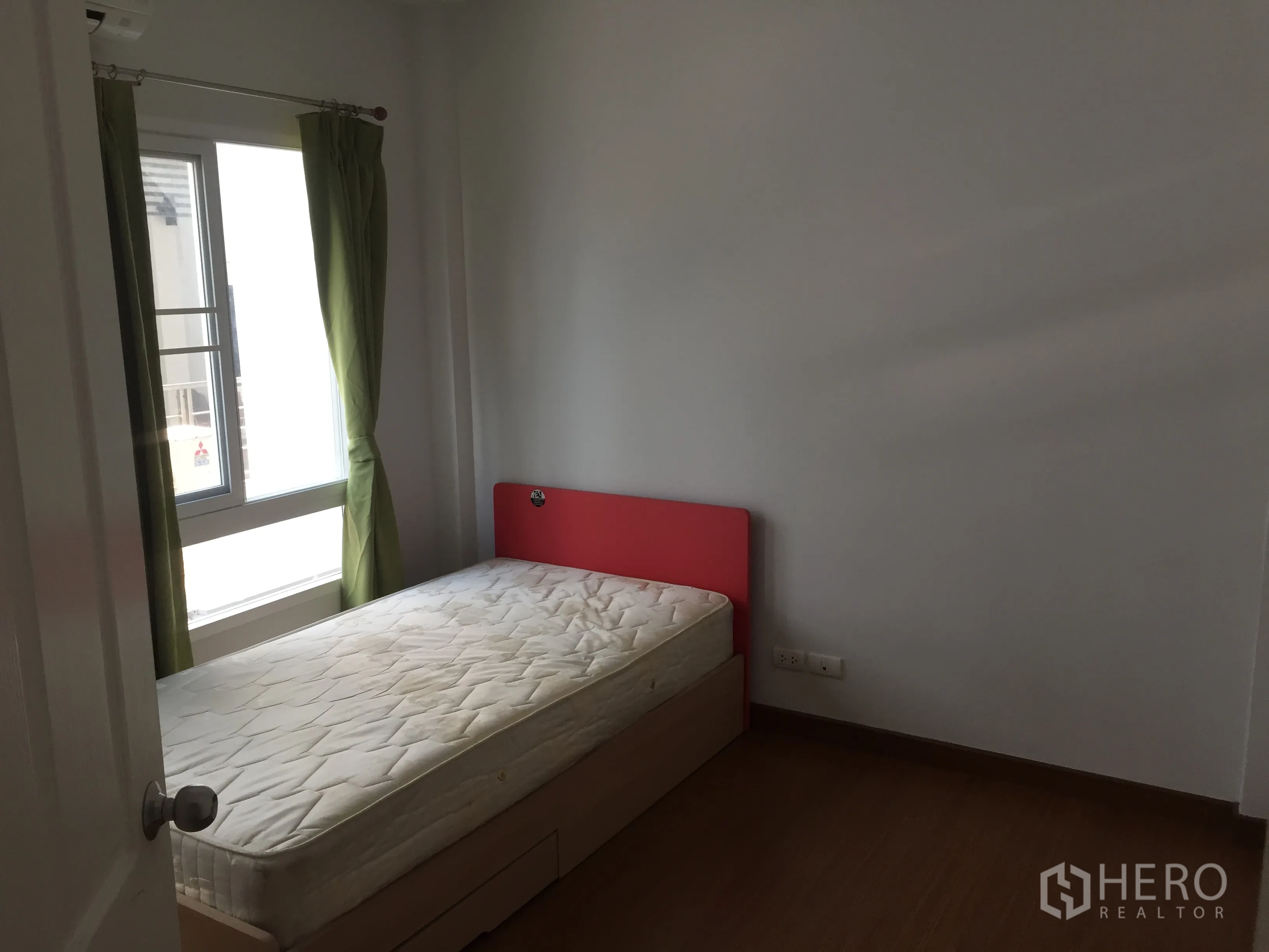Townhouse for rent in Bang Kho Laem, Bangkok - Compact bedroom with window, green curtains and a single bed.