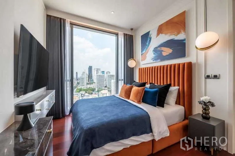 公寓 出租或出售在Watthana, Bangkok - 卧室设大窗观景与墙挂电视