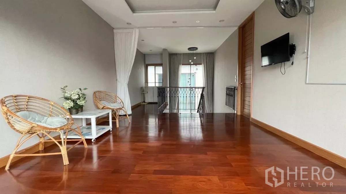 Detached House for rent in Prawet, Bangkok - Wide upper hallway lounge overlooking the stair void and feature lighting.