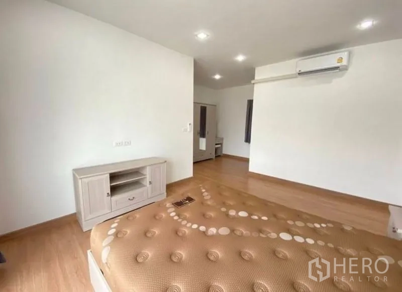 Detached House for rent or sale - Spacious bedroom with wood floors, air-conditioning and ample natural light.