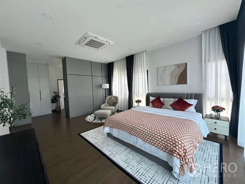 บ้าน ให้เช่าในBang Phli, Samut Prakan - ห้องนอนมาสเตอร์กว้าง แอร์ฝังฝ้า ตู้บิลต์อิน และพื้นไม้