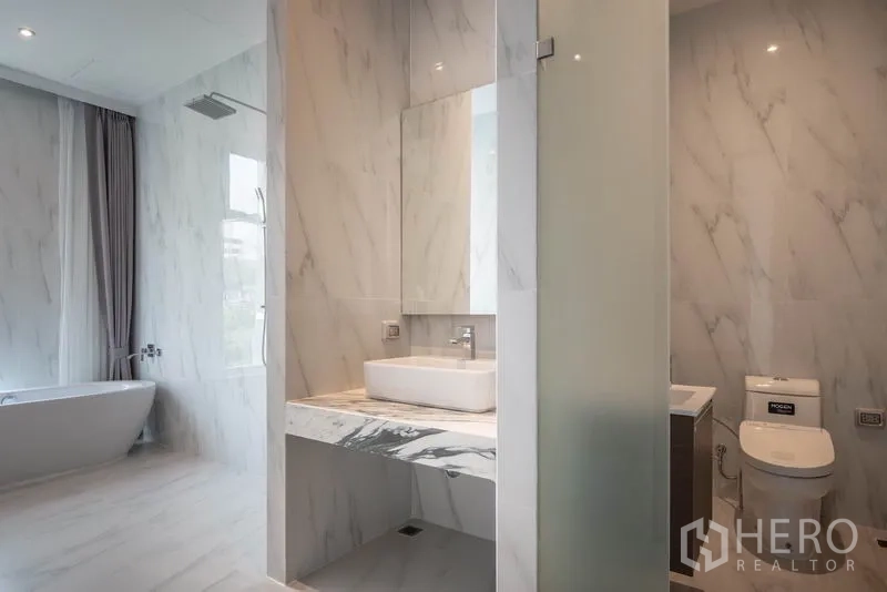 คอนโด ให้เช่าในKhlong Toei, Bangkok - ห้องน้ำหินอ่อนสมัยใหม่ มีอ่างล้างหน้า กระจกบานใหญ่ เรนชาวเวอร์ และอ่างอาบน้ำแบบลอยตัวริมหน้าต่าง