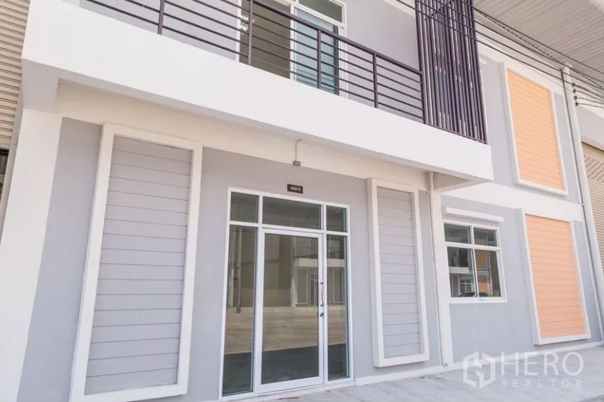 工厂 出租在Phra Samut Chedi, Samut Prakan - 工厂外立面，玻璃入口与阳台，位于Phra Samut Chedi