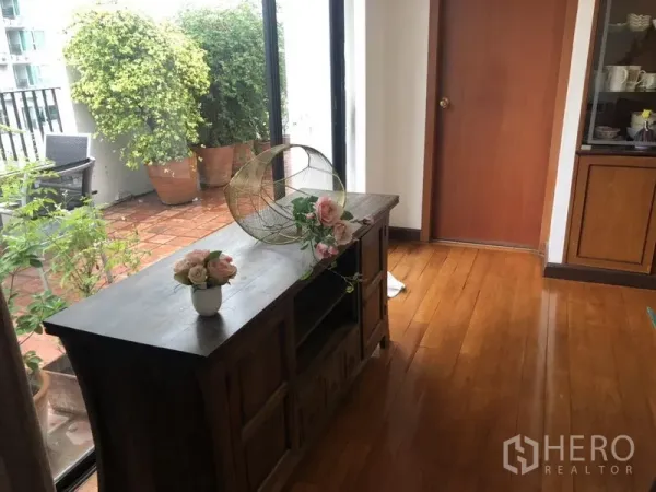 คอนโด ขายในWatthana, Bangkok - โต๊ะคอนโซลข้างประตูกระจก เปิดสู่เทอเรซขนาดใหญ่พร้อมต้นไม้กระถาง