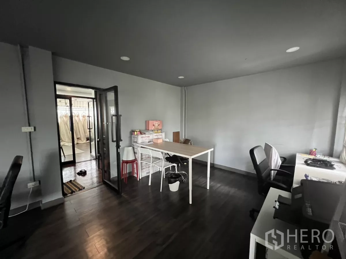 零售空间 出租在Watthana, Bangkok - 办公室一角，会议桌与玻璃门相连。