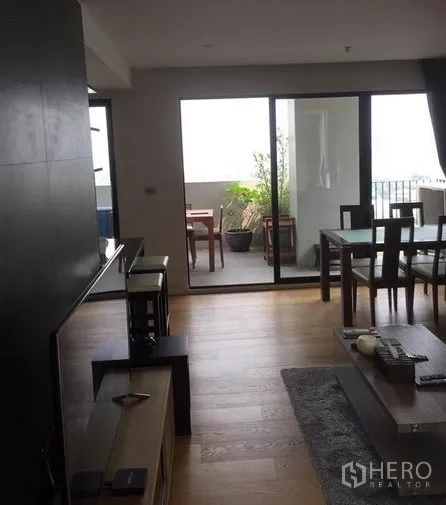 คอนโด ให้เช่าในWatthana, Bangkok - พื้นที่ทานอาหารเชื่อมต่อระเบียงผ่านประตูกระจกบานเลื่อน มีชุดโต๊ะเก้าอี้และกระถางต้นไม้