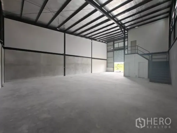 货栈 出租在Sam Phran, Nakhon Pathom - 开阔仓储地面，卷帘门出入口与楼梯，高强度混凝土地坪