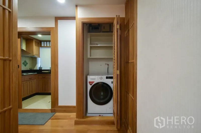 คอนโด ให้เช่าในPathum Wan, Bangkok - ตู้ซักผ้าในห้อง พร้อมเครื่องซักผ้าแบบฝาหน้าและชั้นเก็บของ
