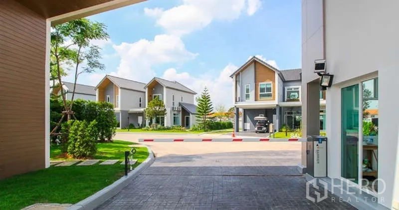 บ้าน ขายในLam Luk Ka, Pathum Thani - ถนนภายในโครงการ รายล้อมด้วยบ้านสมัยใหม่และพื้นที่สีเขียว