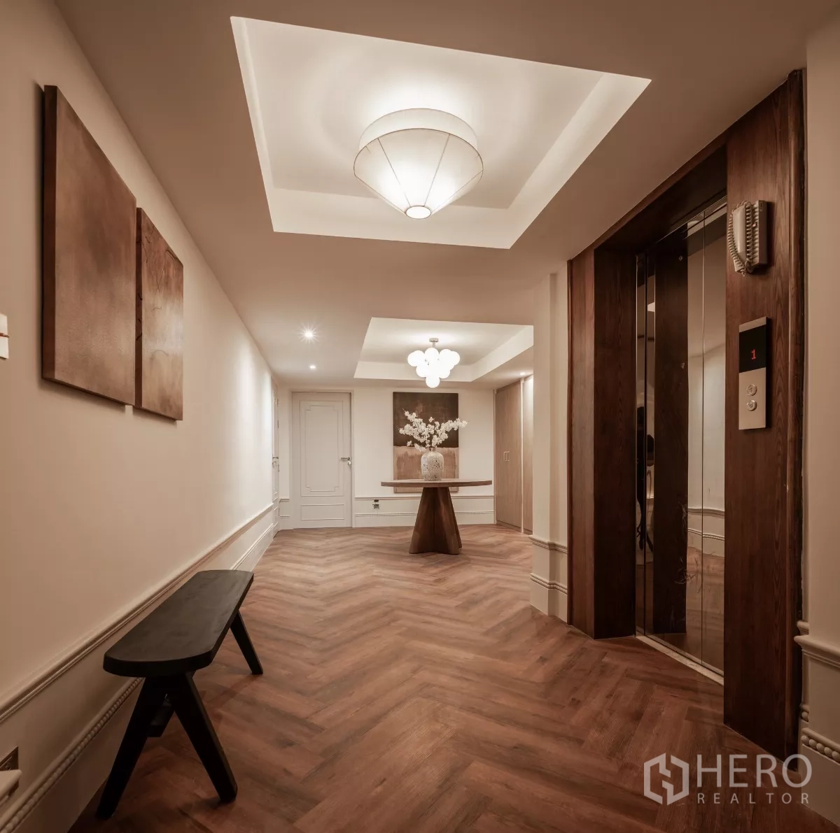 带办公室的家 出售在Phra Khanong, Bangkok - 楼层走廊，嵌灯天花，通向镜面电梯。