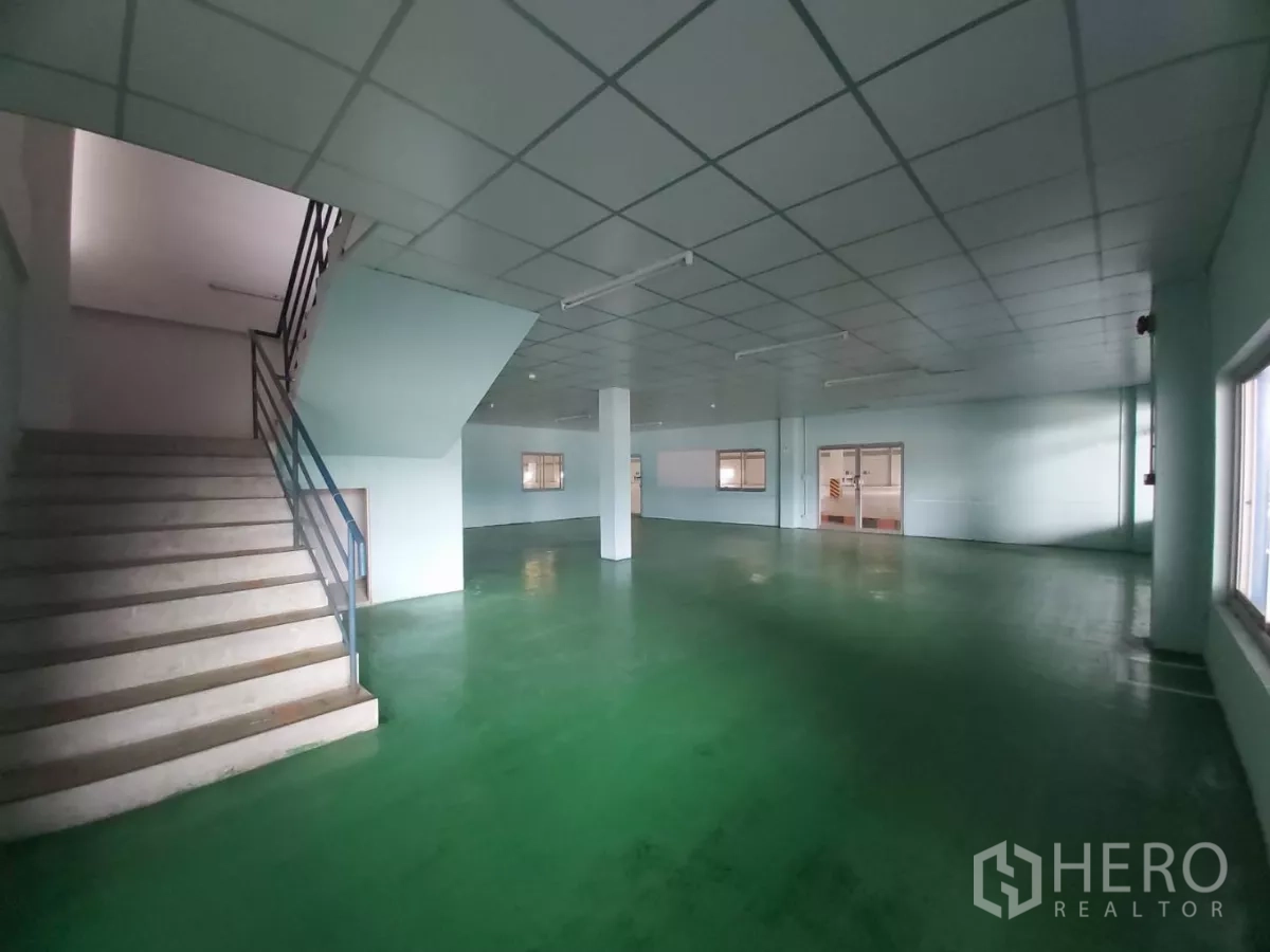 คลังสินค้า ให้เช่าในBang Bo, Samut Prakan - โถงสำนักงานชั้นล่างพื้นอีพ็อกซีสีเขียว พร้อมบันไดขึ้นชั้นบน