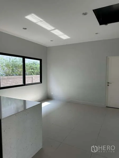 บ้าน ขายในLam Luk Ka, Pathum Thani - มุมรับประทานอาหารแบบมินิมอล มีหน้าต่างและประตู