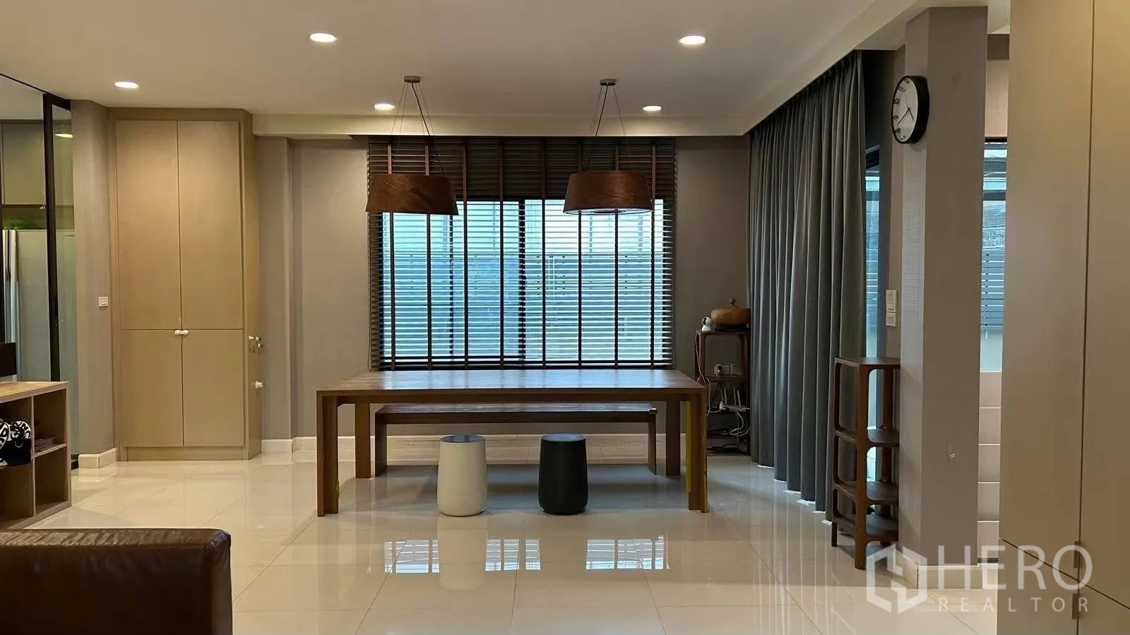 บ้านเดี่ยว for rent in Prawet, Bangkok - พื้นที่รับประทานอาหารโอเพ่นสเปซ โต๊ะไม้ยาว โคมไฟแขวน มู่ลี่หน้าต่าง และพื้นกระเบื้องเงา