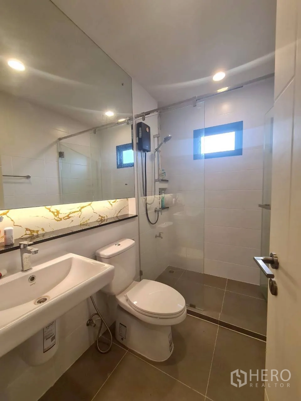 บ้าน ให้เช่าหรือขายในLam Luk Ka, Pathum Thani - ห้องน้ำชั้นบน กั้นกระจกอาบน้ำ กระจกบานใหญ่ และสุขภัณฑ์สมัยใหม่