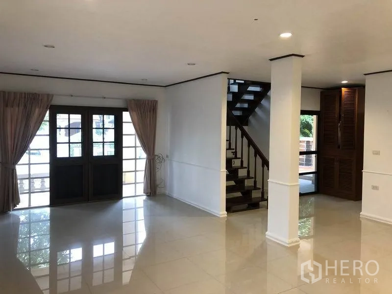 Detached House for rent - Bright living area with double glass doors, tiled floors and a wooden staircase.