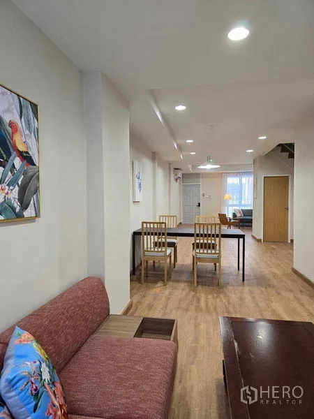 ทาวน์เฮาส์ ให้เช่าในBang Na, Bangkok - มุมนั่งเล่นด้านหลังเชื่อมออกลานสวนขนาดเล็กที่มีต้นไม้