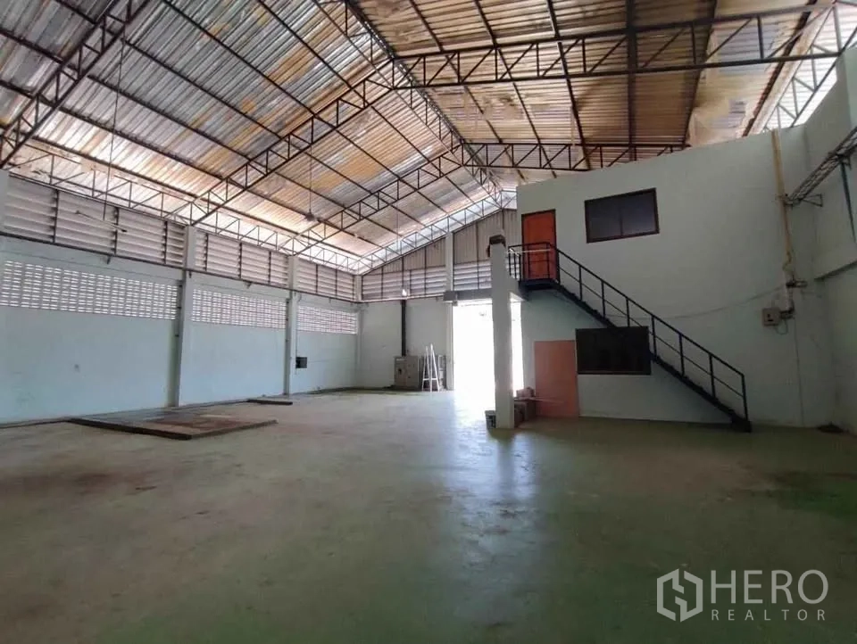 Factory for rent in Mueang Chachoengsao, Chachoengsao - Spacious warehouse interior with 7 m clear height and stair to internal office.