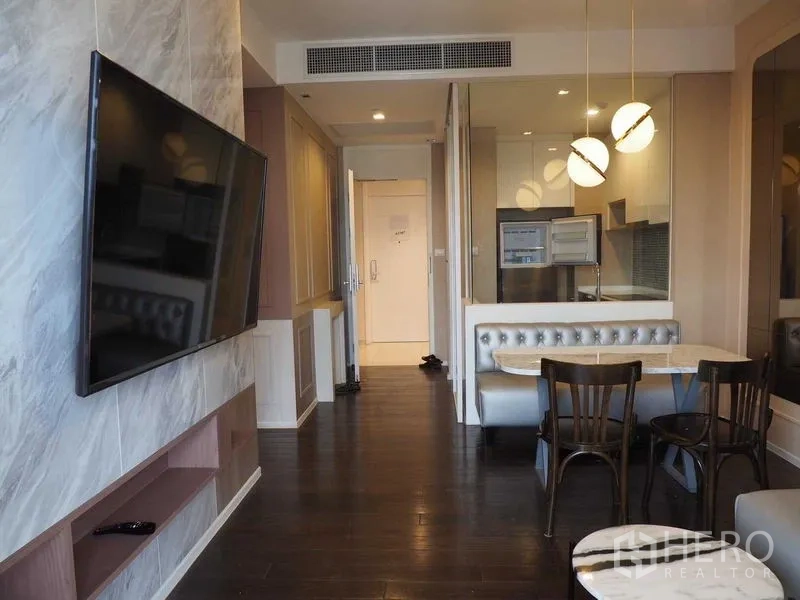 Condominium for rent in Chatuchak, Bangkok - Entry corridor into the living space showing pendant lights, banquette dining and kitchenette.
