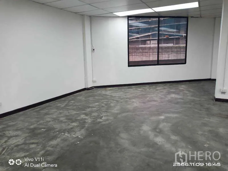 Office Space for rent in Bang Na, Bangkok - Open workspace with polished concrete flooring and wide window bringing in daylight.