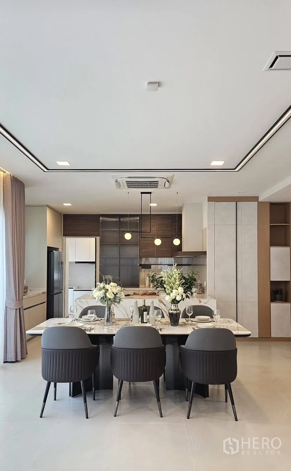 บ้านเดี่ยว for rent in Bang Phli, Samut Prakan - พื้นที่ทานอาหารแบบโอเพนแพลน โต๊ะหินอ่อนรองรับหกที่นั่ง มองเห็นครัว.