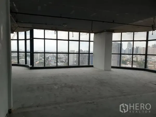 สำนักงาน ให้เช่าในWatthana, Bangkok - พื้นที่สำนักงานเปล่าแบบมุม มีระจกเต็มบาน มองเห็นวิวสกายไลน์กรุงเทพฯ กว้าง