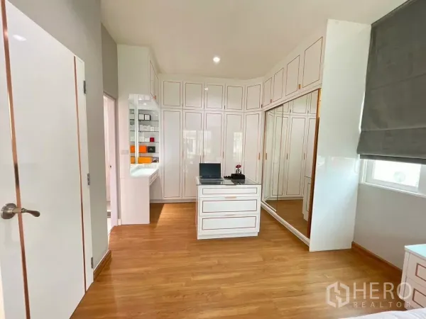 独立式住宅 出租在Bang Khen, Bangkok - 步入式衣帽间，通顶定制衣柜、梳妆台与木地板。