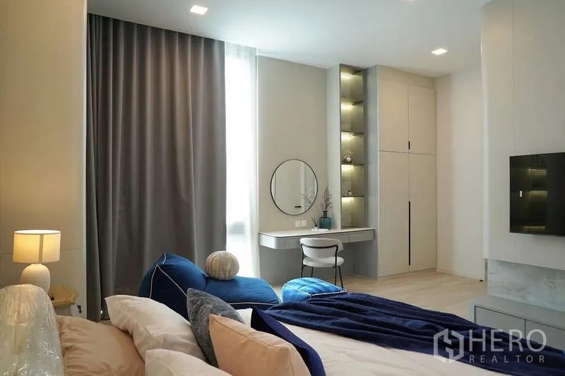 Detached House for rent in Saphan Sung, Bangkok - Bedroom corner with makeup desk, tall wardrobes and recessed shelves.