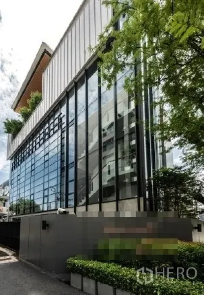 สำนักงานที่บ้าน ขายในKhlong Toei, Bangkok - มุมเอียงของอาคารโฮมออฟฟิศกระจกและโลหะสไตล์โมเดิร์นพร้อมต้นไม้ในกรุงเทพฯ