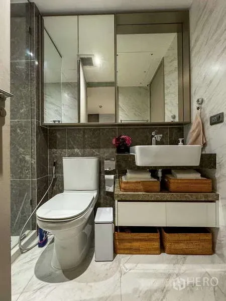 คอนโด ให้เช่า - ห้องน้ำสไตล์โมเดิร์น พร้อมฝักบัวกระจก อ่างล้างหน้าวางบนเคาน์เตอร์ และตู้กระจกบานใหญ่