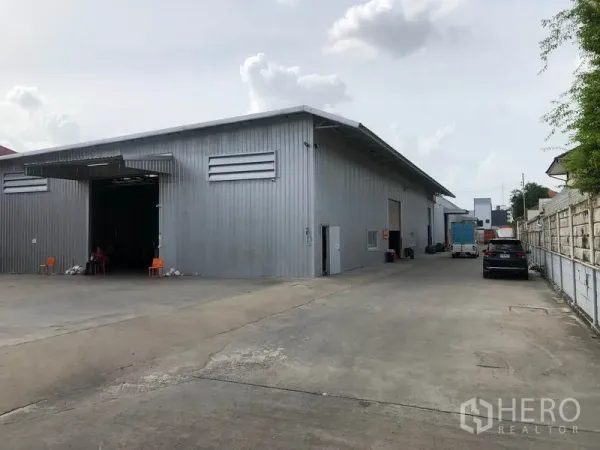 Warehouse for rent in Don Mueang, Bangkok - Metal-clad warehouse exterior with wide concrete driveway and loading bays in Don Mueang.