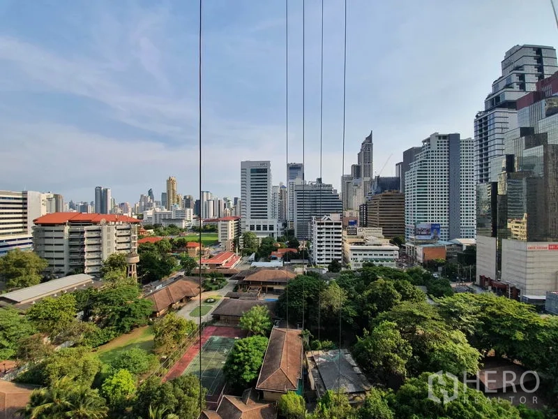 Condominium for rent in Huai Khwang, Bangkok - High-floor city skyline view over green spaces and mixed high-rise buildings in Bangkok.