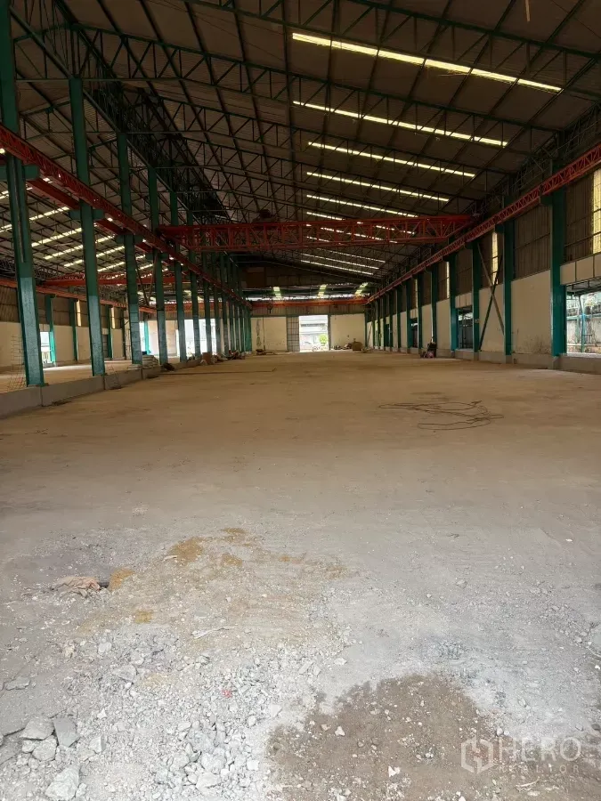 工厂 出租在Mueang Samut Sakhon, Samut Sakhon - 高钢桁架屋顶的通透厂房大厅，带采光板与宽阔混凝土地面。
