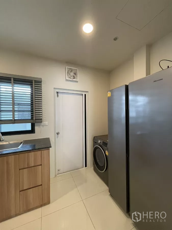 Detached House for rent in Bang Phli, Samut Prakan - Kitchen corner with double-door refrigerator and front-load washer–dryer.