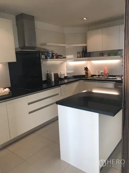 คอนโด ให้เช่าหรือขายในKhlong San, Bangkok - ครัวยูเชปสไตล์โมเดิร์น ตู้สีขาว ท็อปหินสีดำ และเครื่องดูดควัน