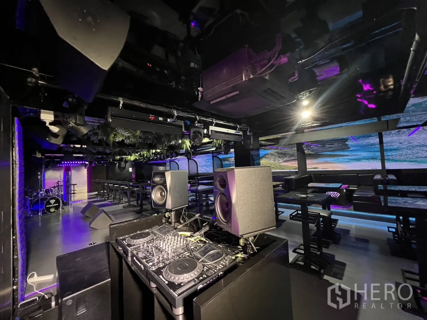 零售空间 出租在Watthana, Bangkok - DJ台带调音台与音箱，俯瞰舞台和座位区。