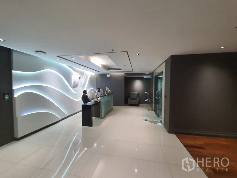 ออฟฟิศ for rent in Khlong Toei, Bangkok - โถงต้อนรับกว้าง ประตูกระจก และผนังไฟตกแต่ง