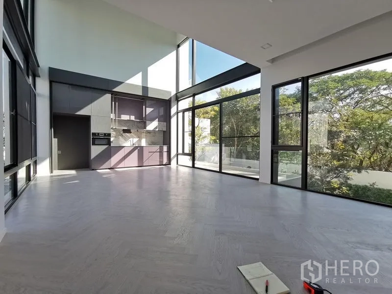 Detached House for sale in Saphan Sung, Bangkok - Corner great room with double-height ceiling and wraparound windows.