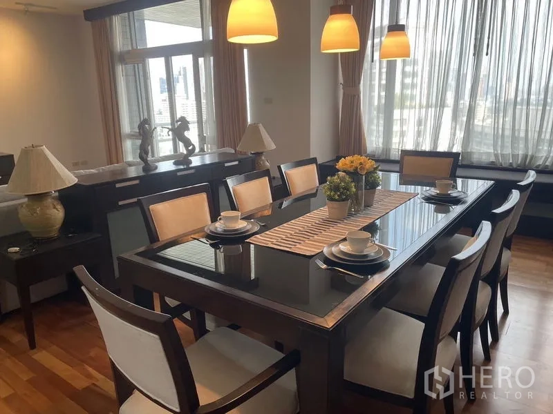คอนโด ให้เช่าในPathum Wan, Bangkok - พื้นที่ทานอาหาร 8 ที่นั่ง โคมไฟห้อย เห็นวิวเมืองผ่านหน้าต่างบานใหญ่