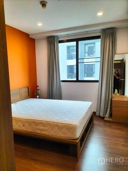 คอนโด ให้เช่าในWatthana, Bangkok - ห้องนอนพื้นไม้ มีหน้าต่างขนาดใหญ่ ผ้าม่าน และมุมแต่งตัว