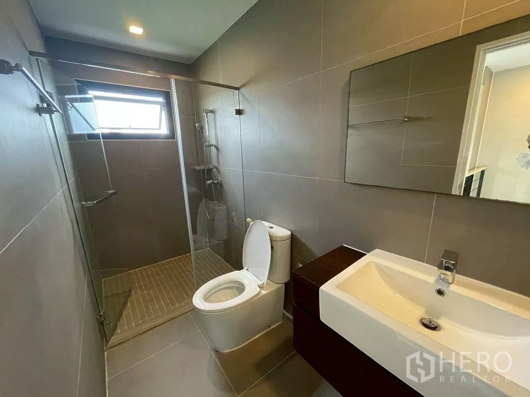 ทาวน์เฮาส์ ให้เช่าในSuan Luang, Bangkok - ห้องน้ำพร้อมห้องอาบน้ำแบบวอล์กอิน หน้าต่างระบายอากาศ และอุปกรณ์ทันสมัย.