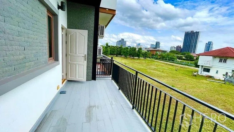 ทาวน์เฮาส์ ให้เช่า - ระเบียงกว้างพร้อมราวเหล็ก มองเห็นสนามหญ้าและวิวสกายไลน์กรุงเทพฯ